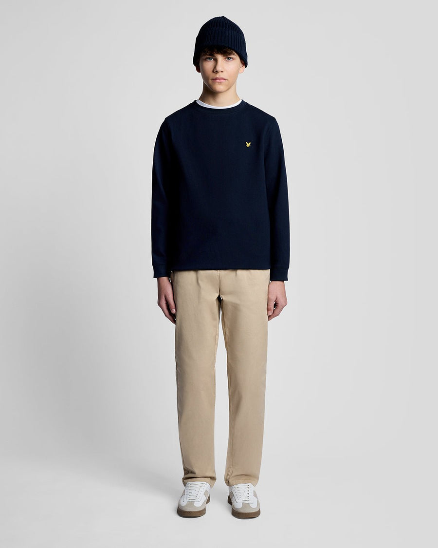Homme portant un sweat-shirt léger de sport bleu nuit