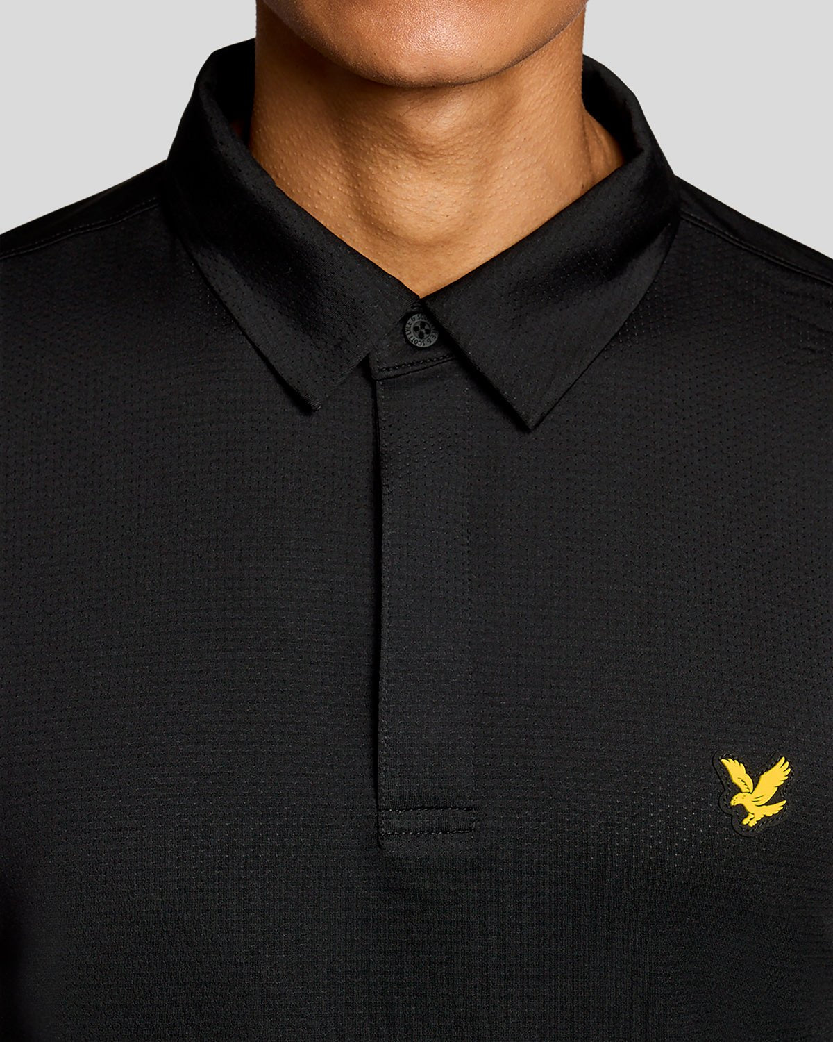 Homme portant un polo à patte de boutonnage dissimulée, couleur noir de jais