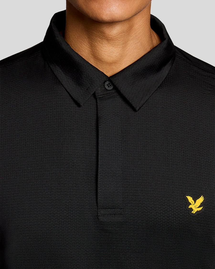 Homme portant un polo à patte de boutonnage dissimulée, couleur noir de jais