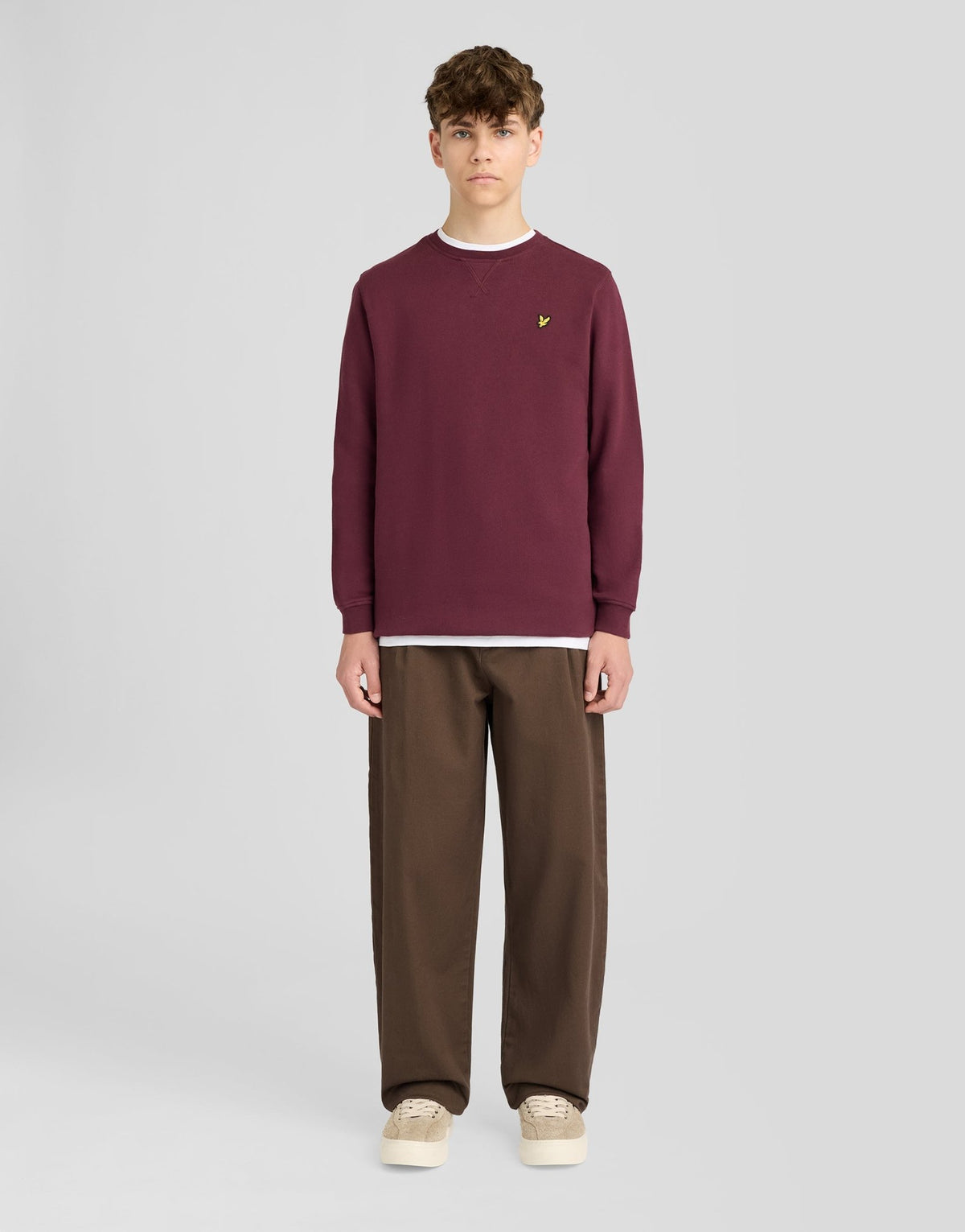 Garçon portant un sweat-shirt classique à col rond, couleur bordeaux