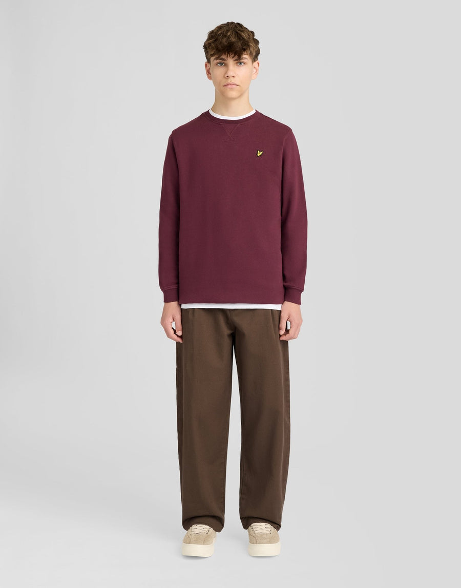 Garçon portant un sweat-shirt classique à col rond, couleur bordeaux