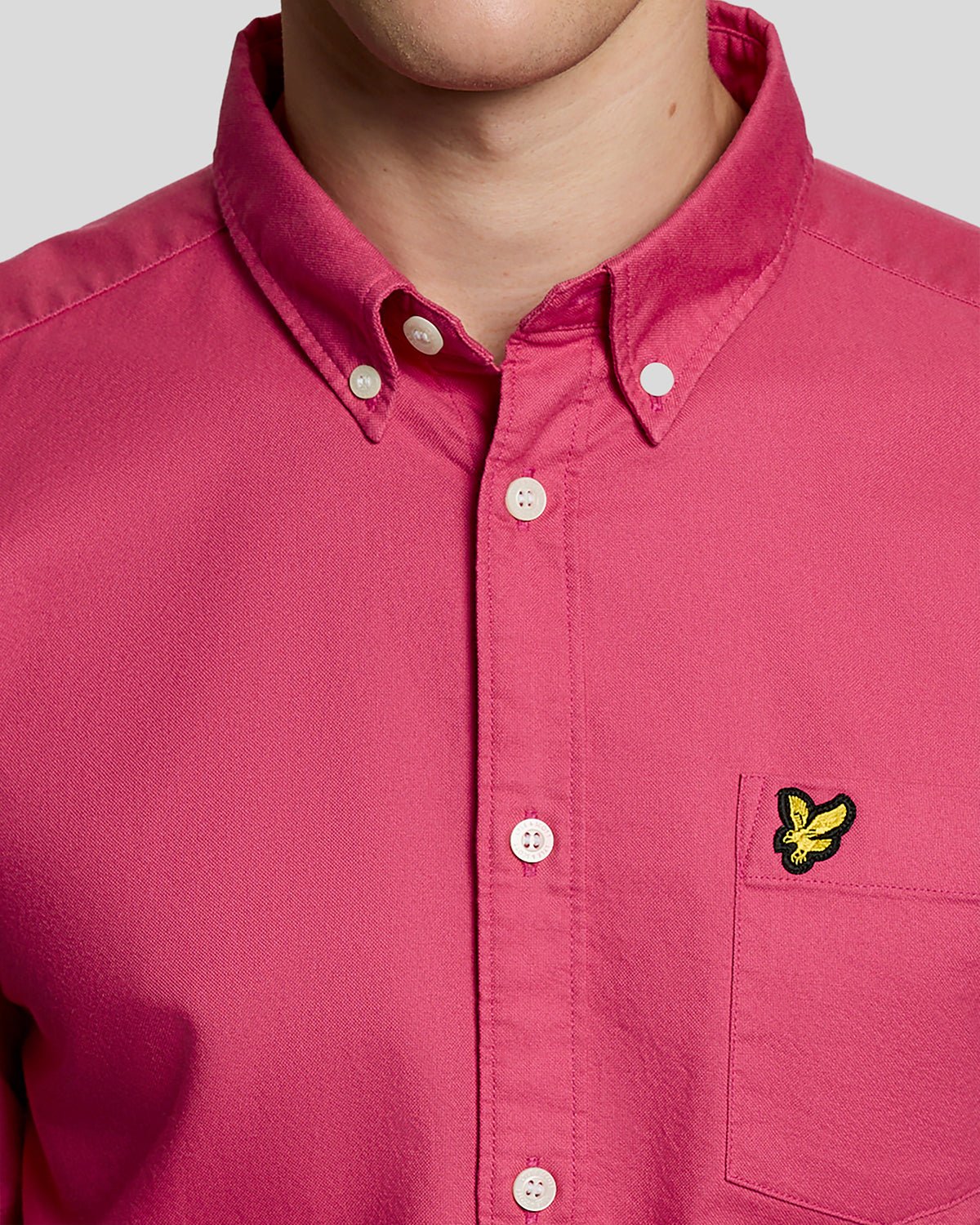 Uomo con camicia Oxford a maniche corte color dalia