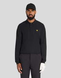 Hombre con polo técnico de manga larga en negro azabache