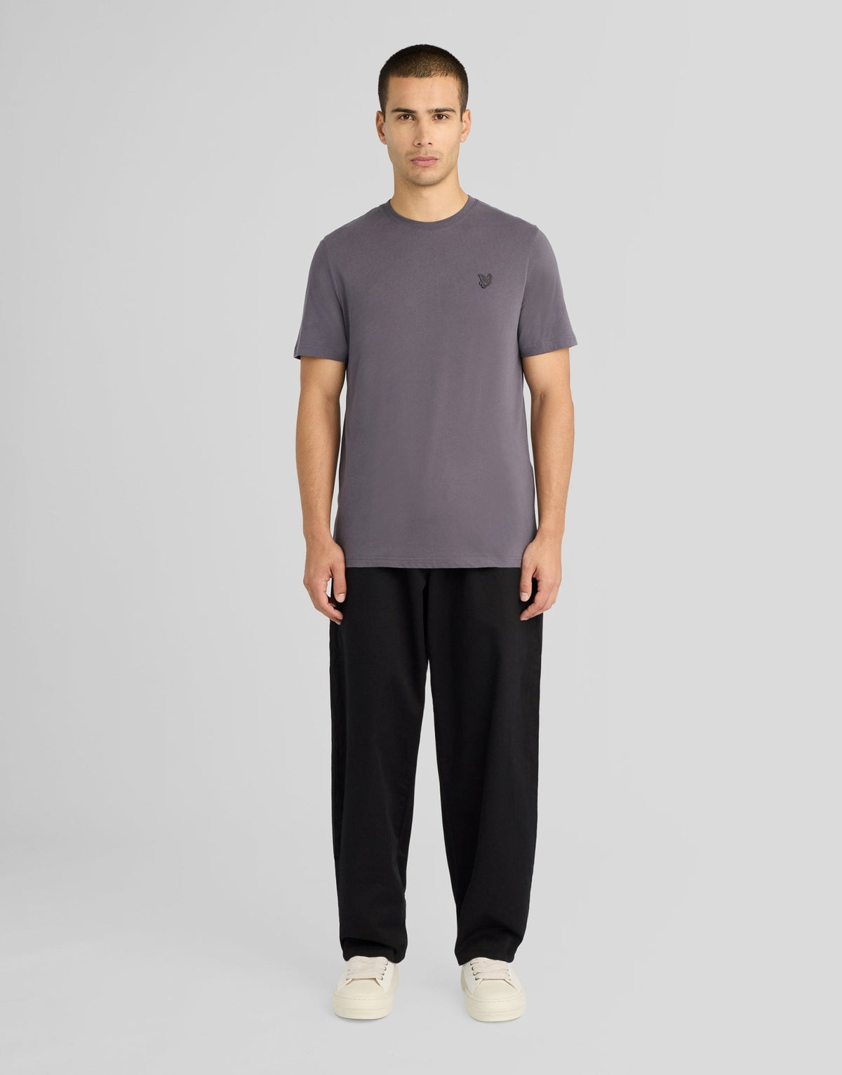 Un homme porte un t-shirt en coton ultra-fin de couleur « Iron »