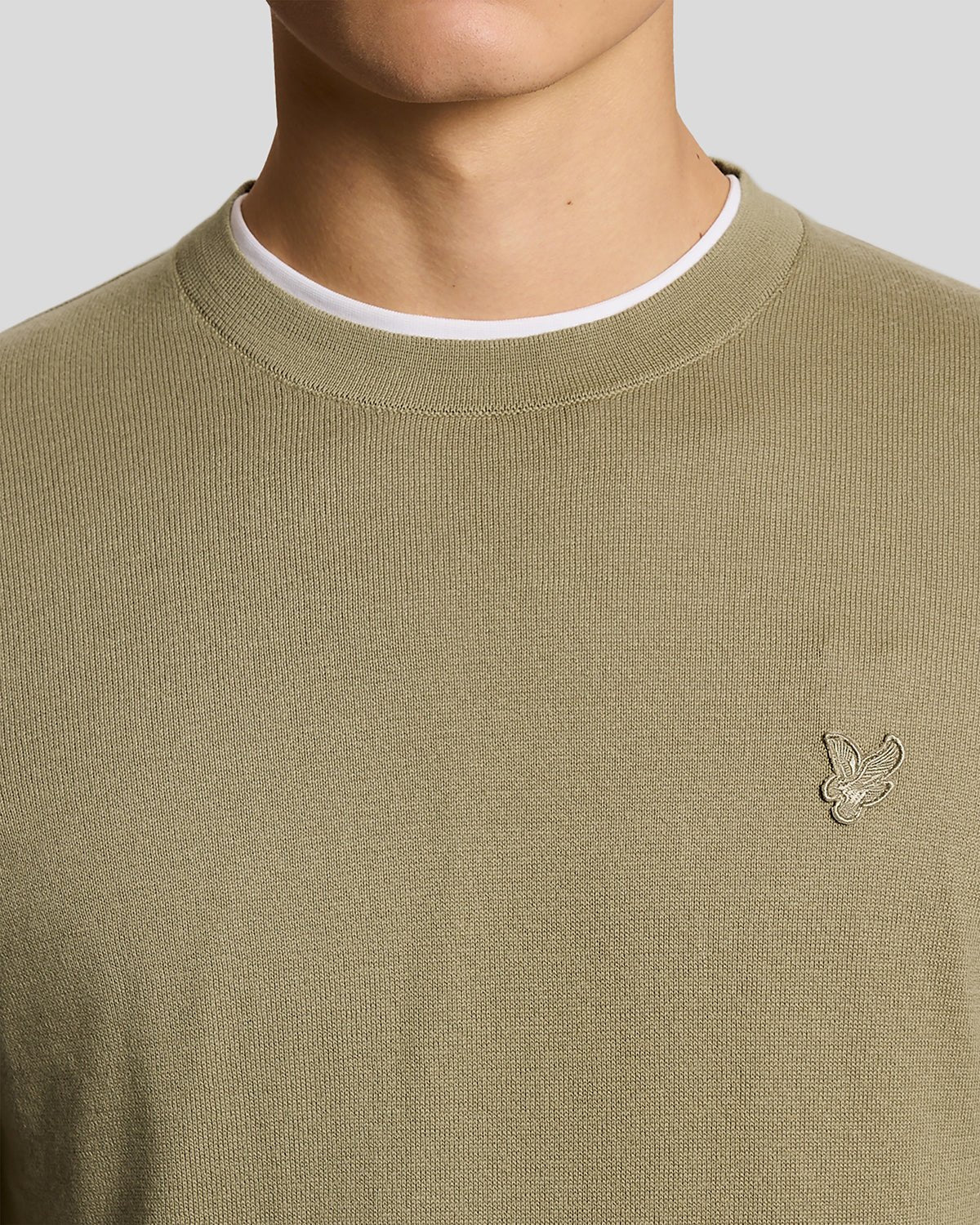 Homme portant un pull à col rond en coton ultra-fin de la marque Sage Uniform