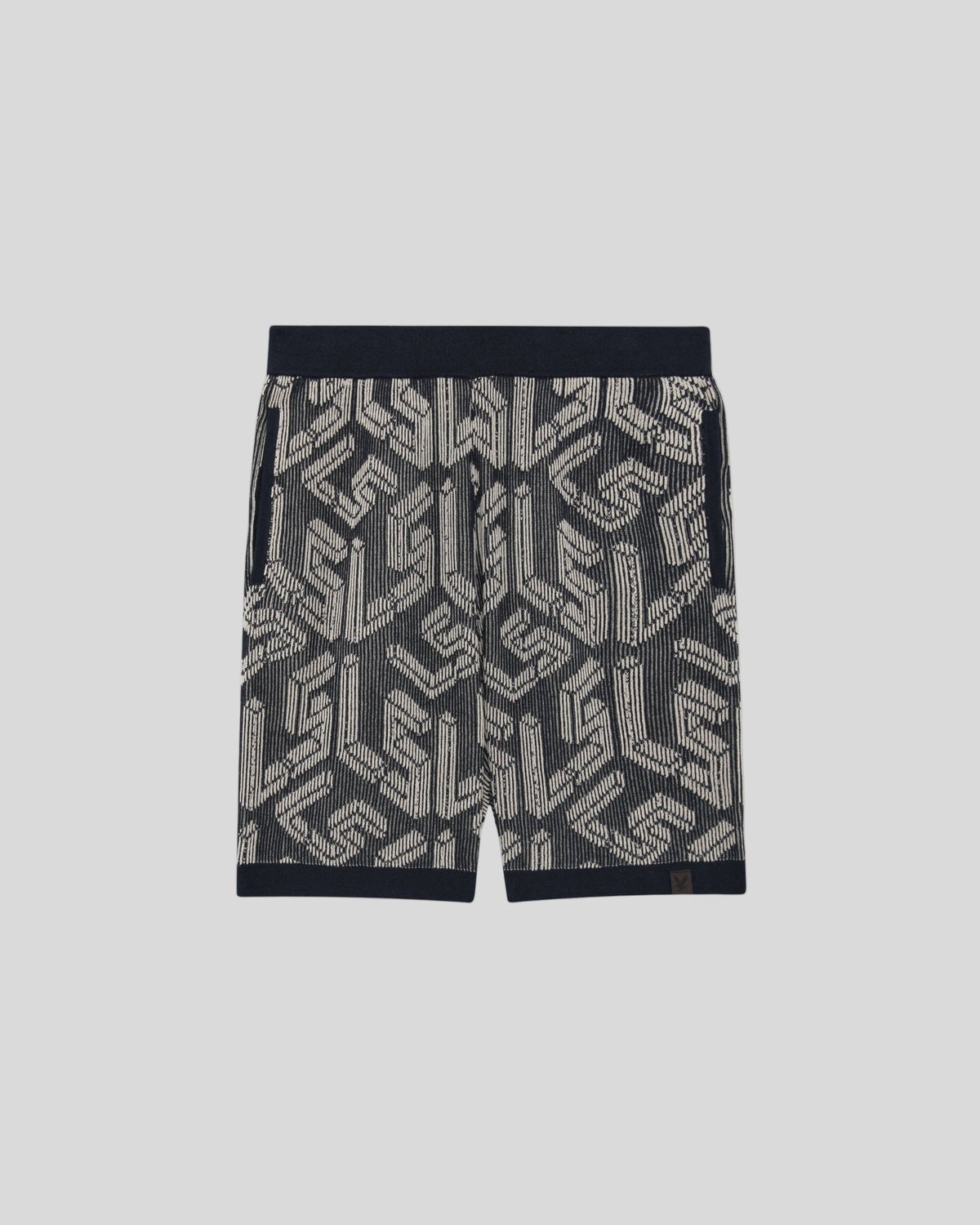 Homme portant un short en tricot côtelé Emblem, couleur bleu marine foncé/Cove