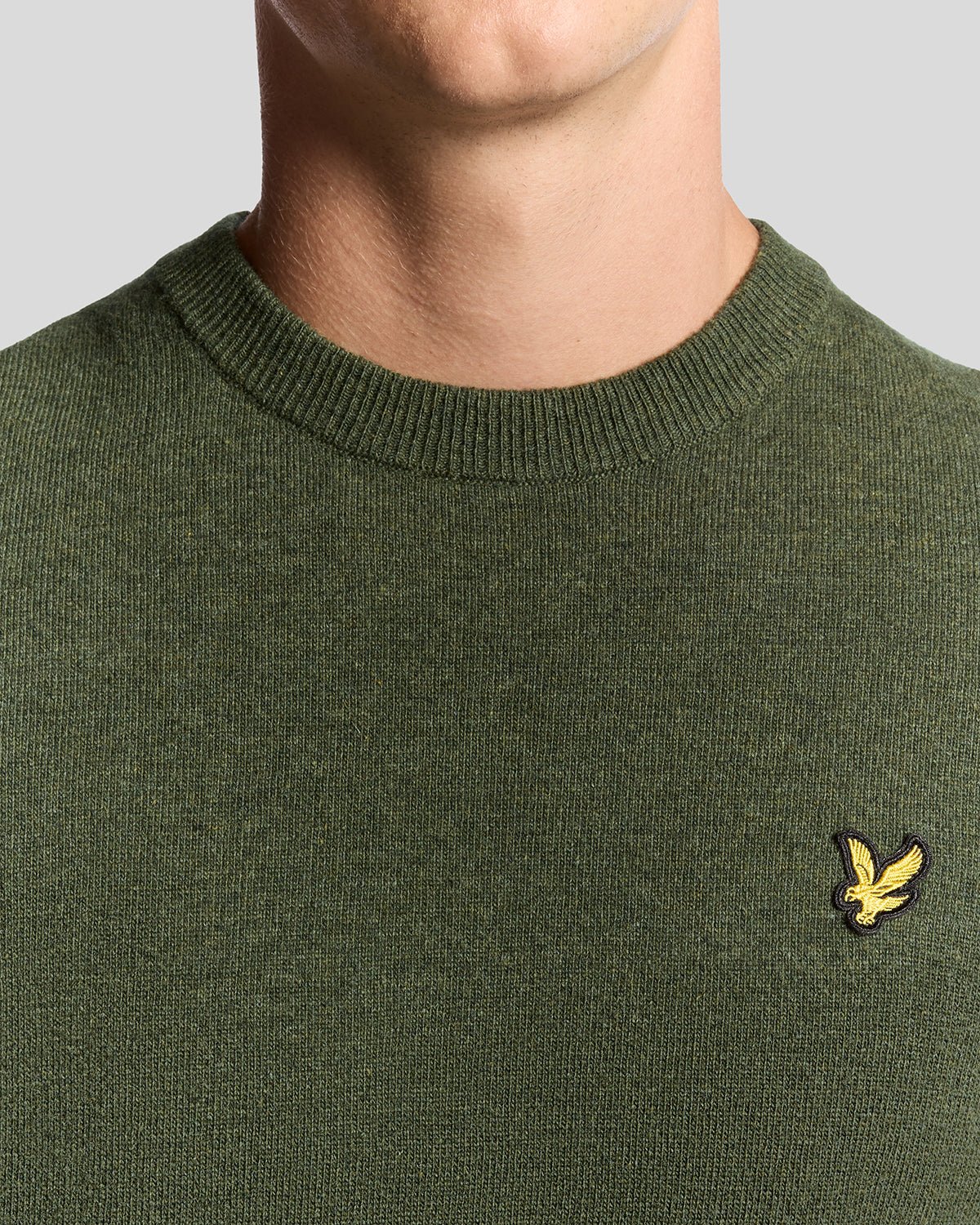 Homme portant un pull à col rond en laine d'agneau mélangée, coloris Deep Depths Marl