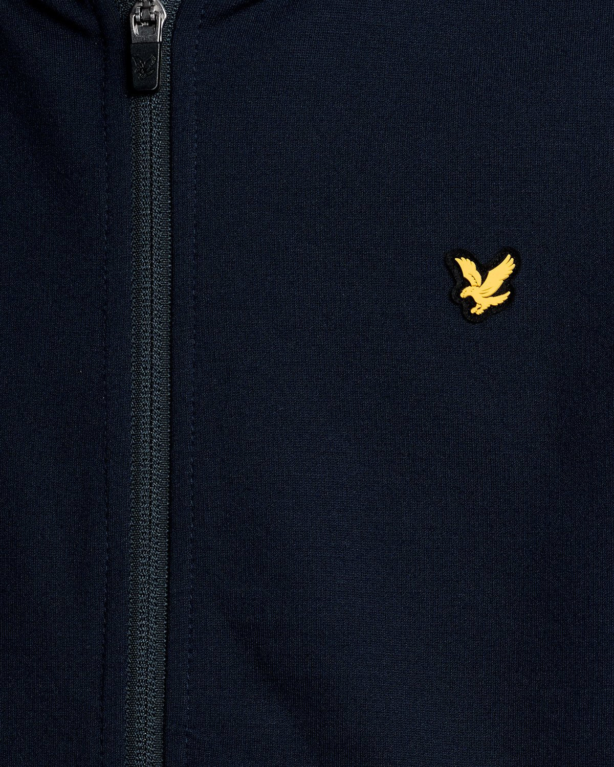 Hombre con sudadera con capucha deportiva ligera en azul marino oscuro