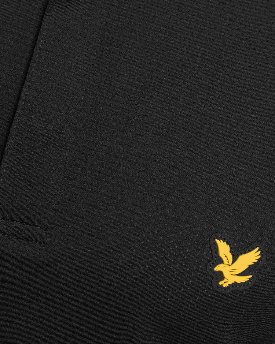 Homme portant un polo à patte de boutonnage dissimulée, couleur noir de jais