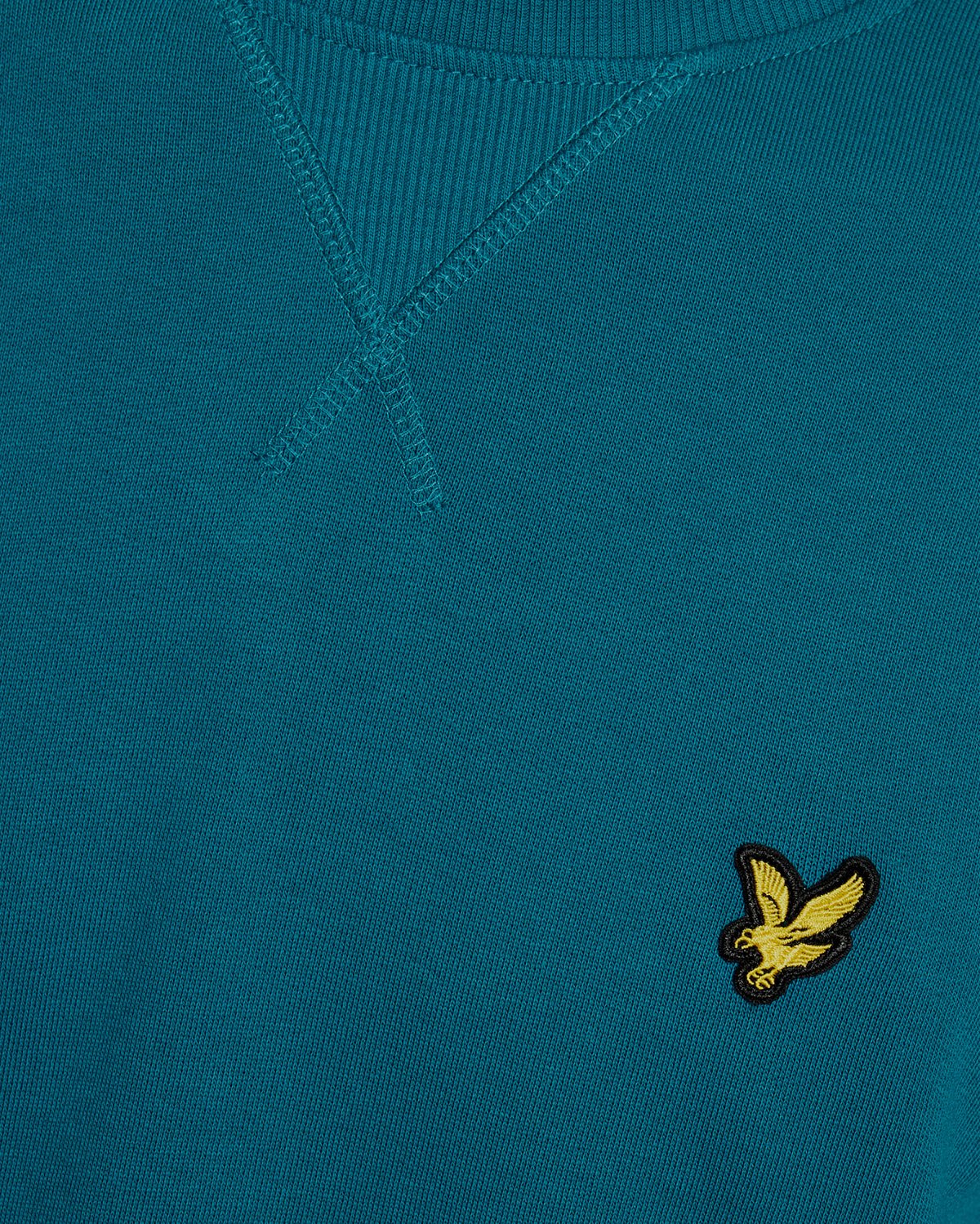 Un homme porte un sweat-shirt à col rond en coton, couleur Lagoon