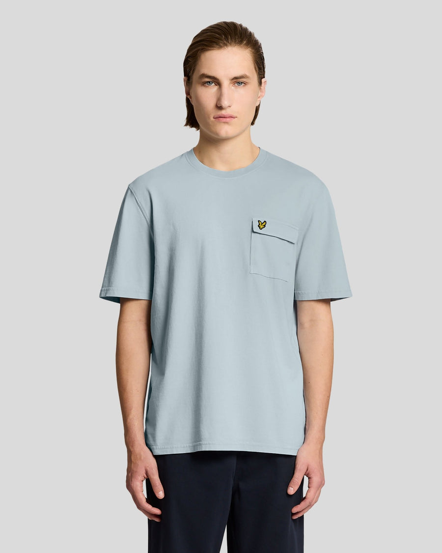 Homme portant un t-shirt à poches cargo bleu opale