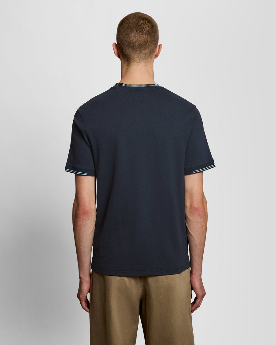 Homme portant un t-shirt en coton fin à bords contrastés, bleu marine foncé/bleu craie