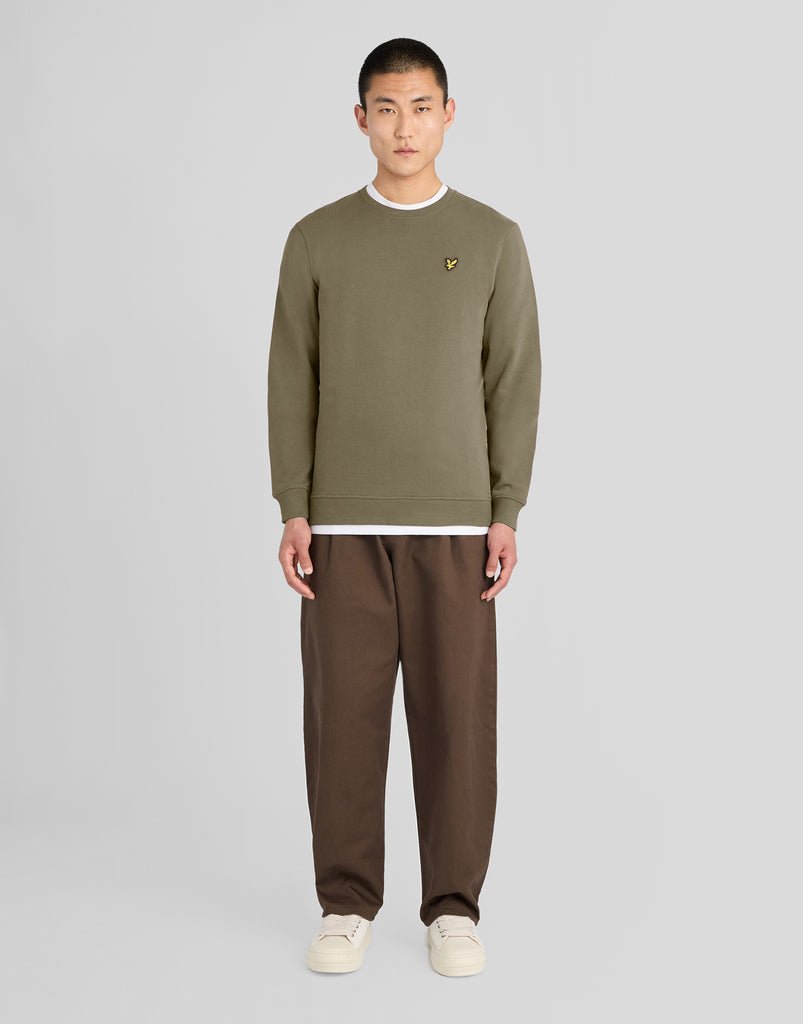 Mann trägt ein „Everyday Cotton“-Sweatshirt mit Rundhalsausschnitt in Woolwich
