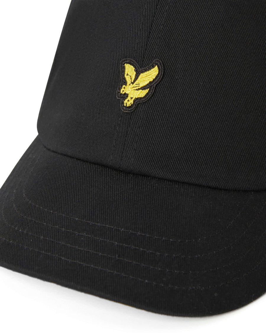 Uomo con cappellino da baseball nero corvino
