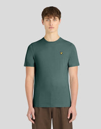 Un homme porte un t-shirt à col rond « Everyday Cotton » couleur Silver Pine