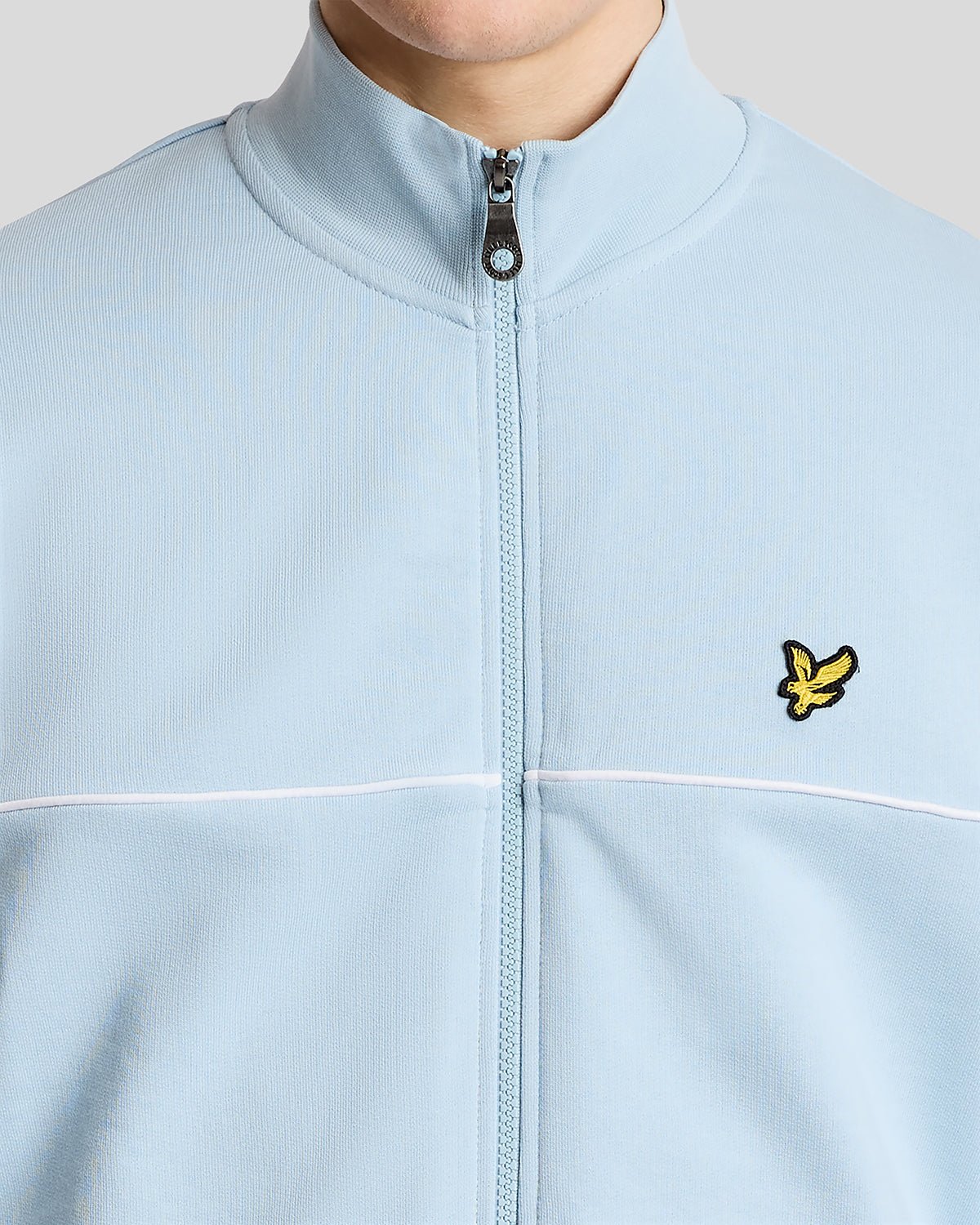 Homme portant un sweat à capuche zippé intégral à passepoil, couleur bleu opale