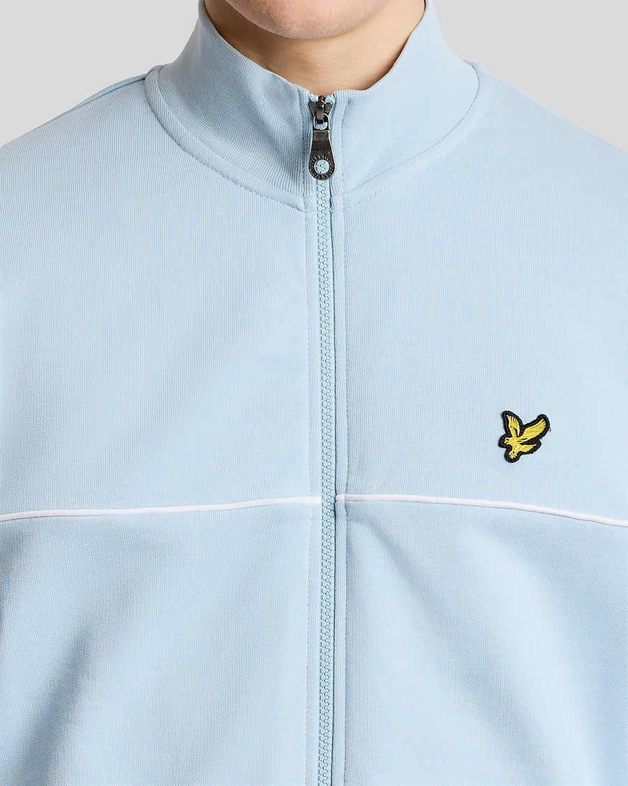 Homme portant un sweat à capuche zippé intégral à passepoil, couleur bleu opale
