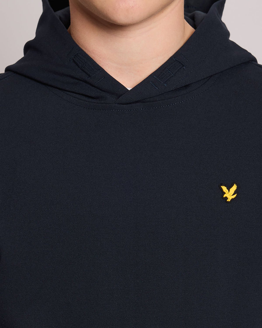 Homme portant un sweat à capuche en polaire Sports Brushback bleu marine foncé