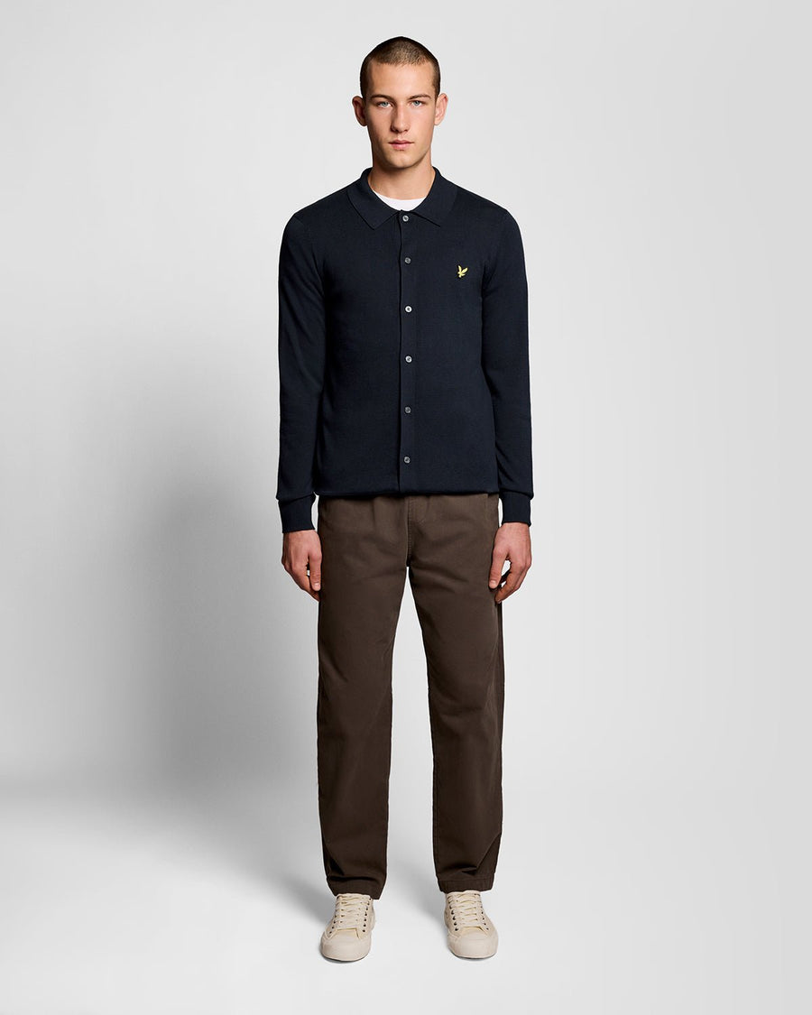 Homme portant un pull en coton bleu marine foncé