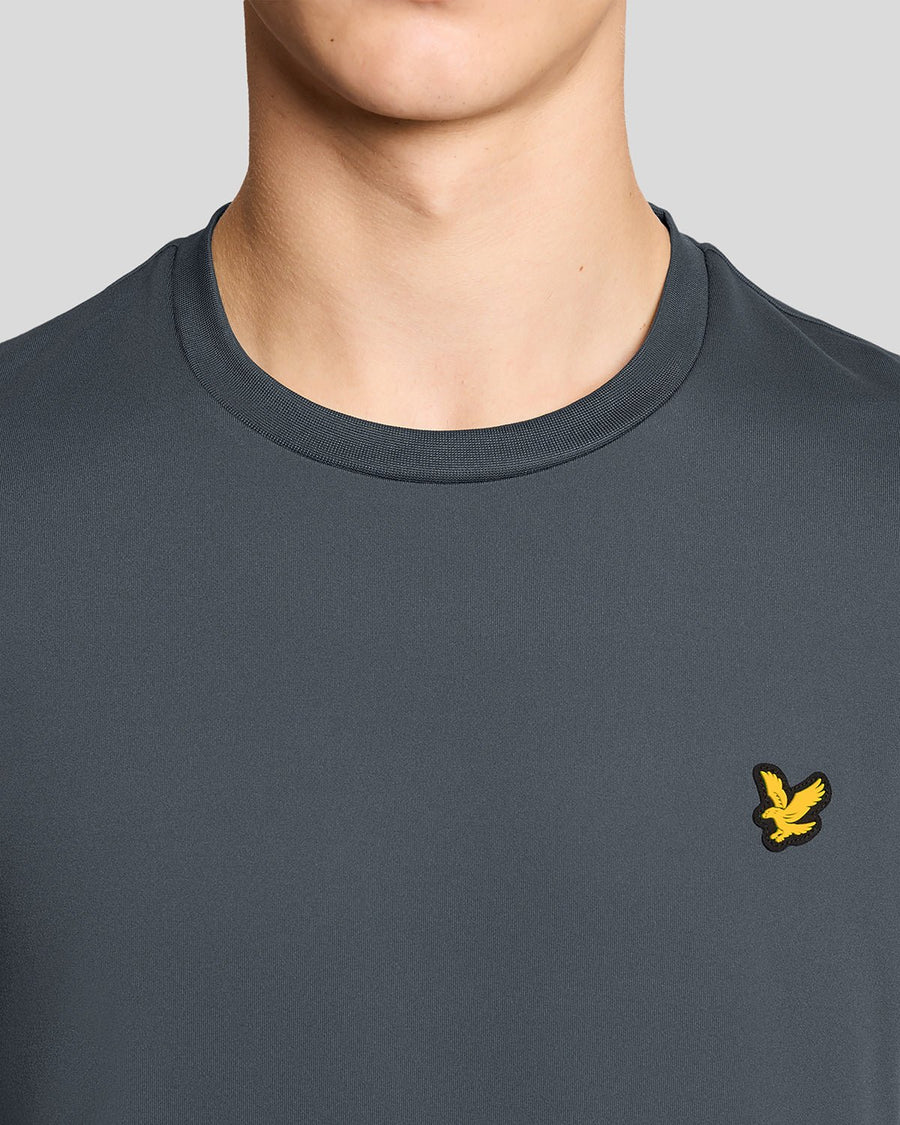 Un homme porte un t-shirt à manches sportives « Turbulence »