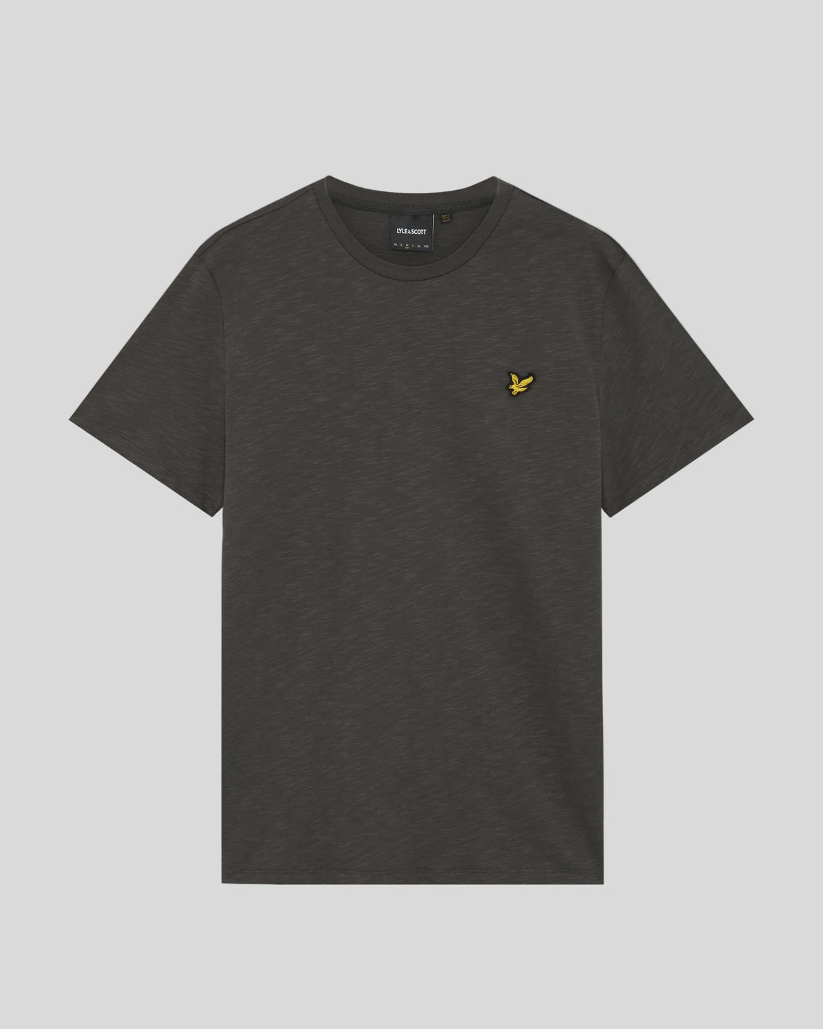Homme portant un t-shirt en coton fin texturé, couleur gris métallisé