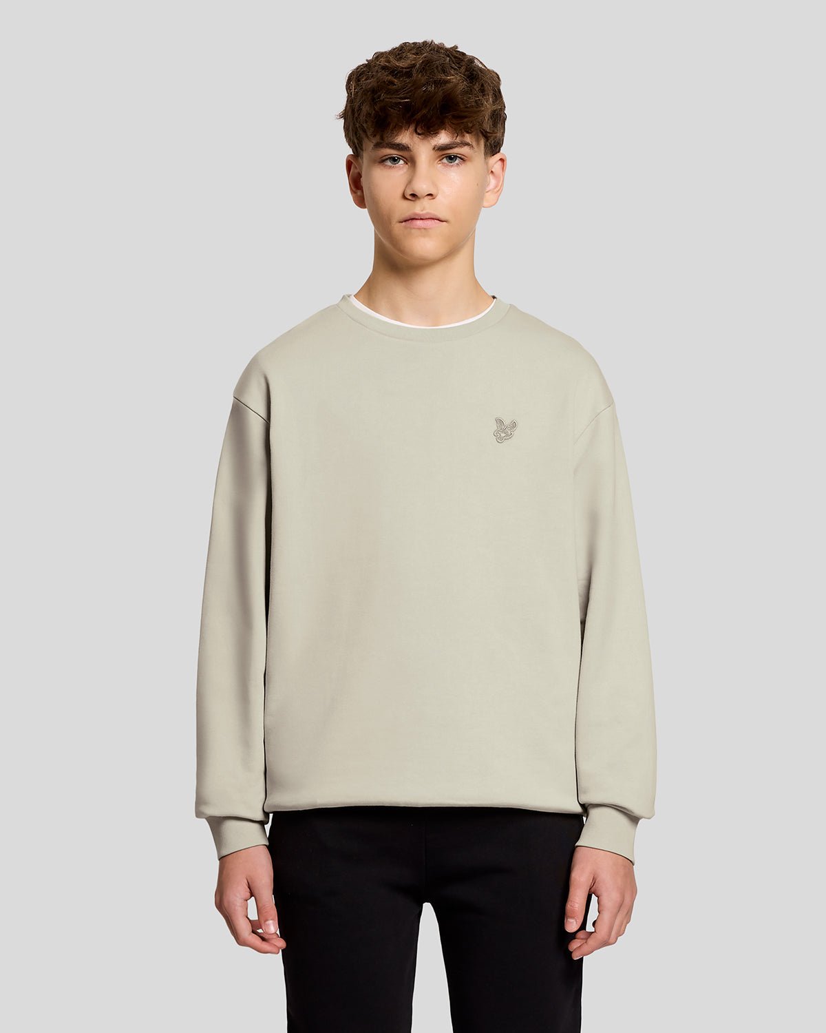 Un homme porte un sweat-shirt en coton épais couleur blé