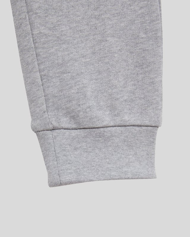Ragazzo con pantaloni da jogging in cotone grigio chiaro melange