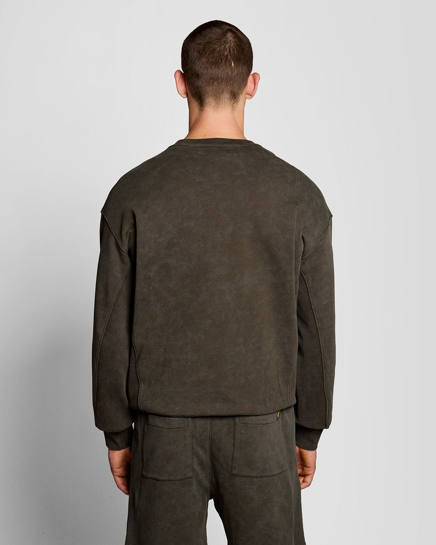 Homme portant un sweat-shirt en coton délavé foncé, couleur noir mat