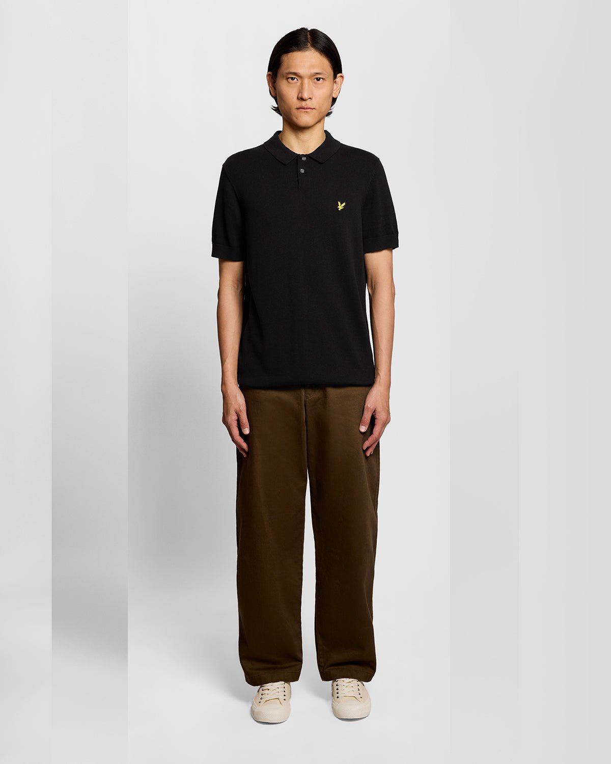 Uomo con polo in maglia di cotone color nero corvino