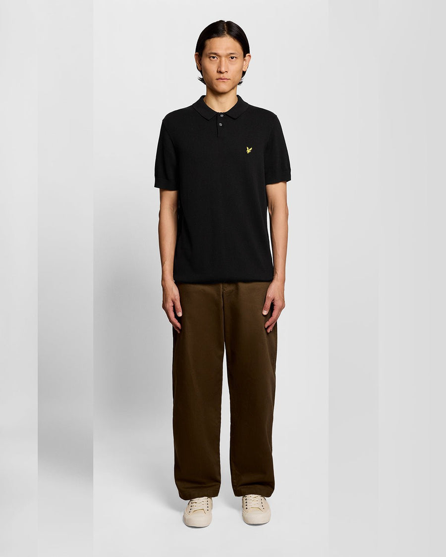 Uomo con polo in maglia di cotone color nero corvino