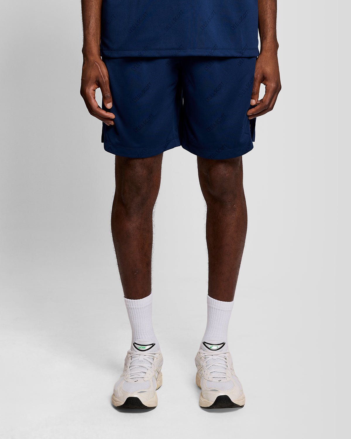 Pantalones cortos de fútbol con el logotipo en relieve, en color azul marino y rosa peonía