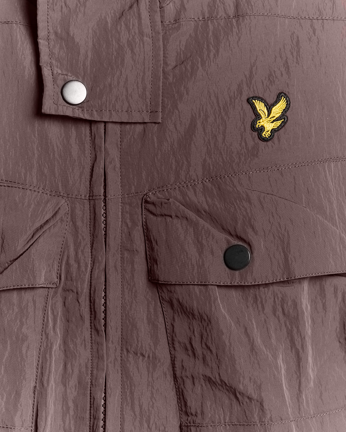 Un homme porte une parka Water Resistant Guard couleur espresso