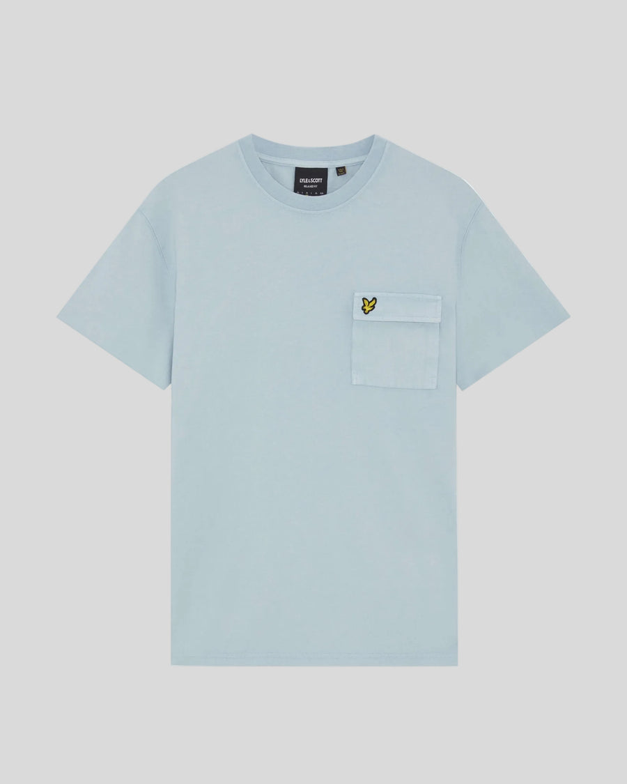 Homme portant un t-shirt à poches cargo bleu opale