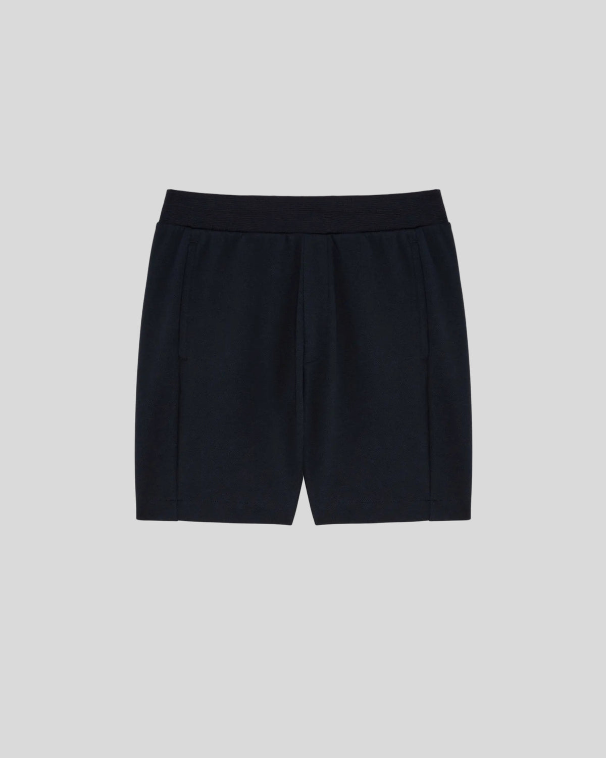 Homme portant un short de survêtement en coton mélangé, bleu marine foncé