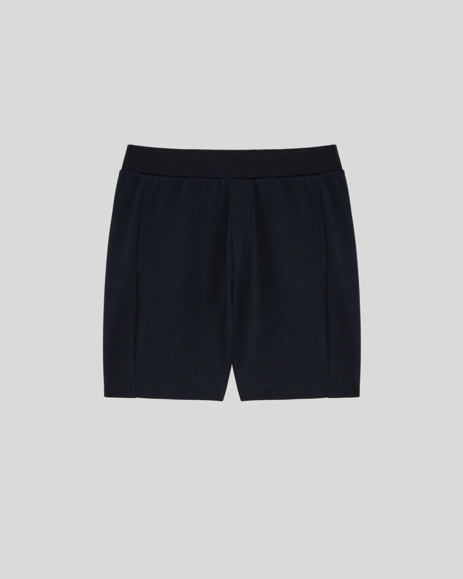 Homme portant un short de survêtement en coton mélangé, bleu marine foncé