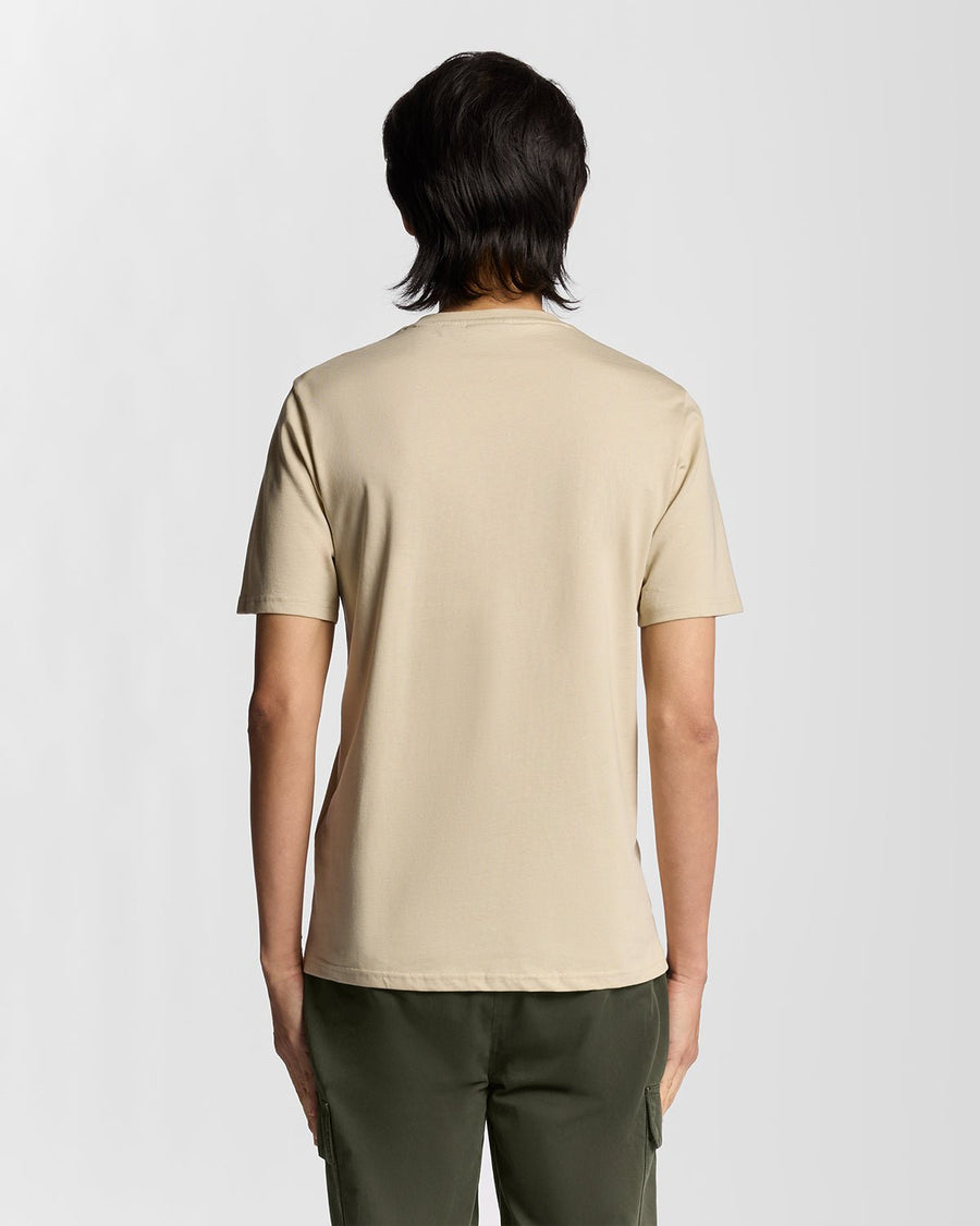 Homme portant un pantalon cargo à poches, couleur olive