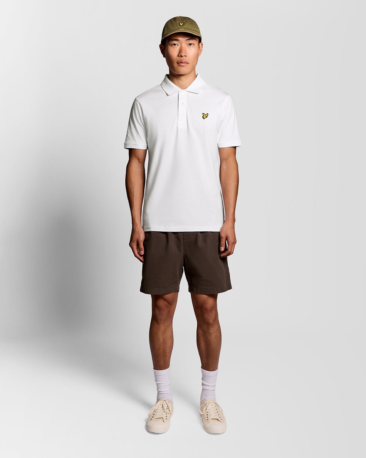 Homme portant un polo en jersey de coton blanc