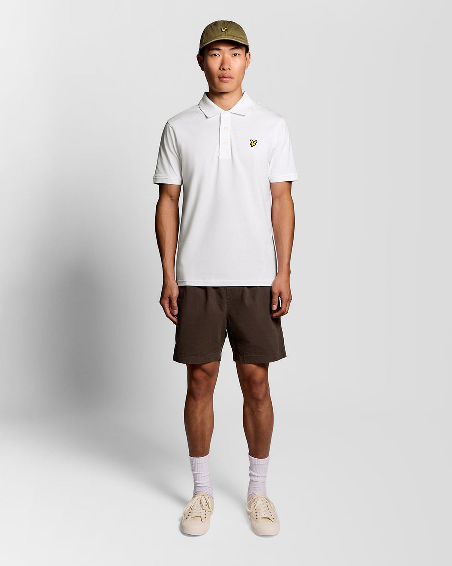 Homme portant un polo en jersey de coton blanc