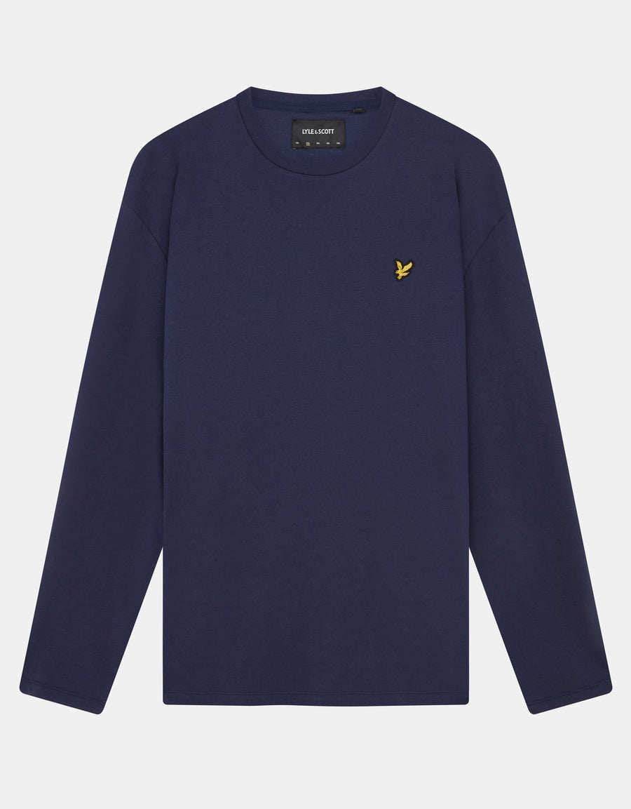 Un homme porte un t-shirt en coton à manches longues bleu marine