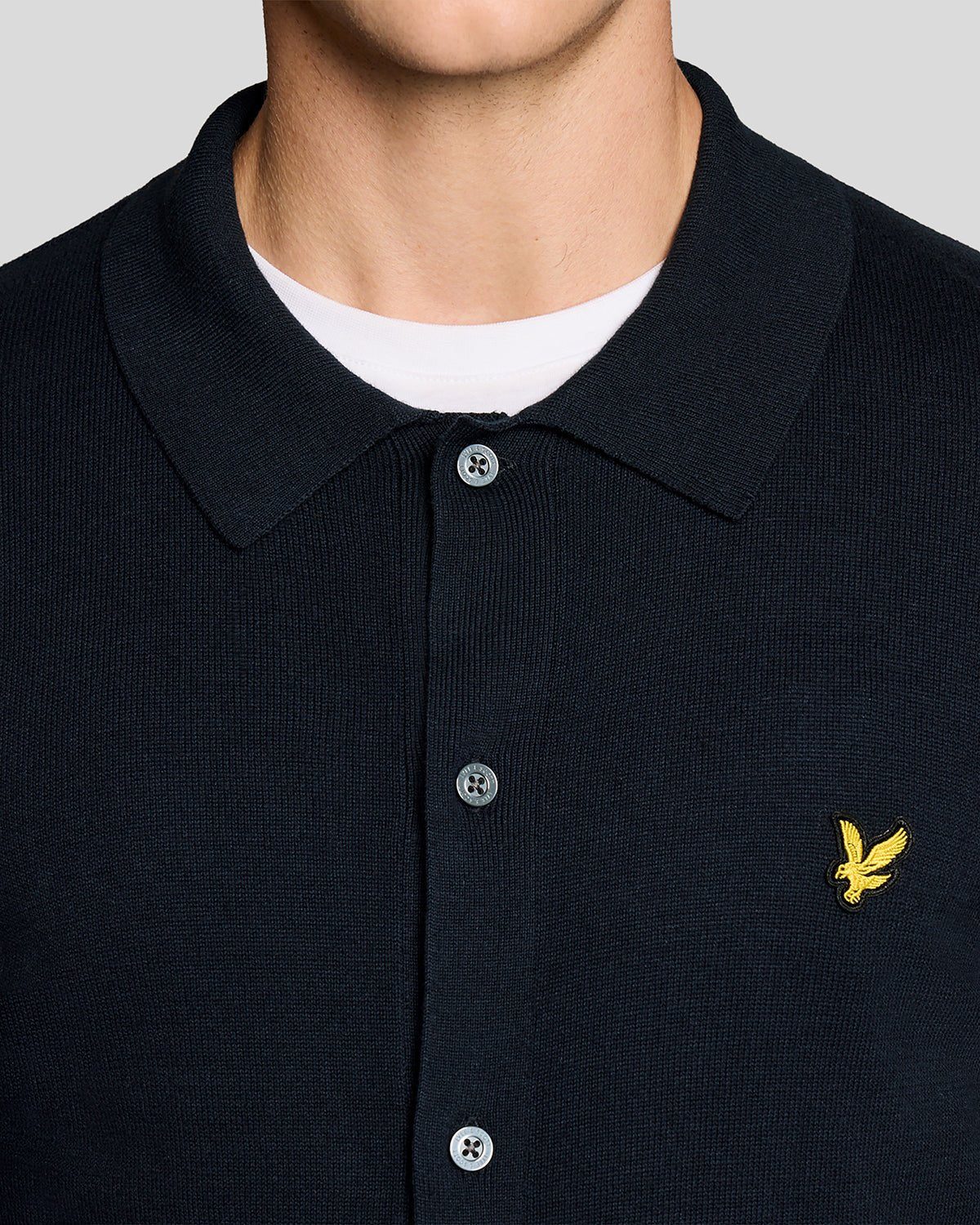 Homme portant un pull en coton bleu marine foncé