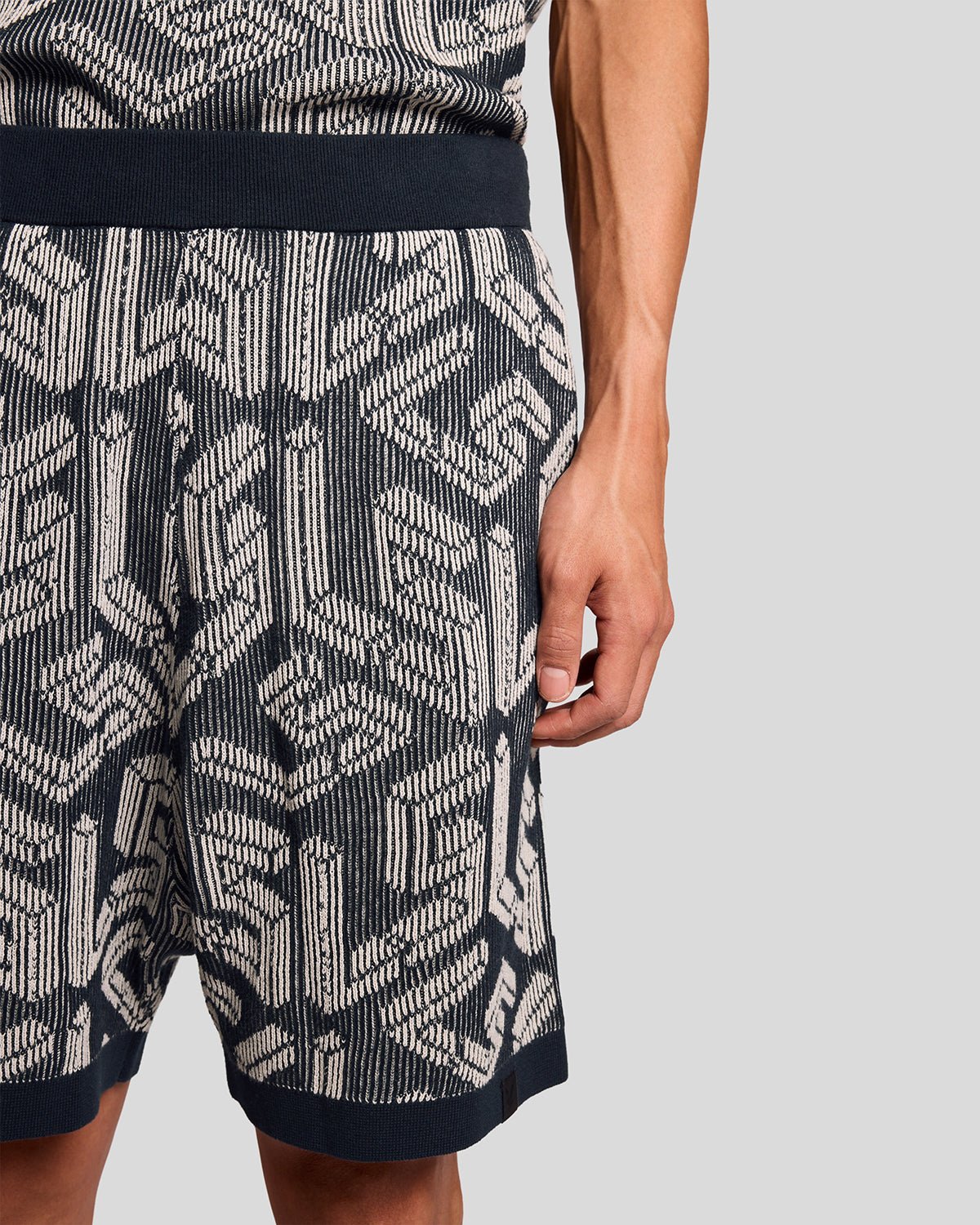 Homme portant un short en tricot côtelé Emblem, couleur bleu marine foncé/Cove
