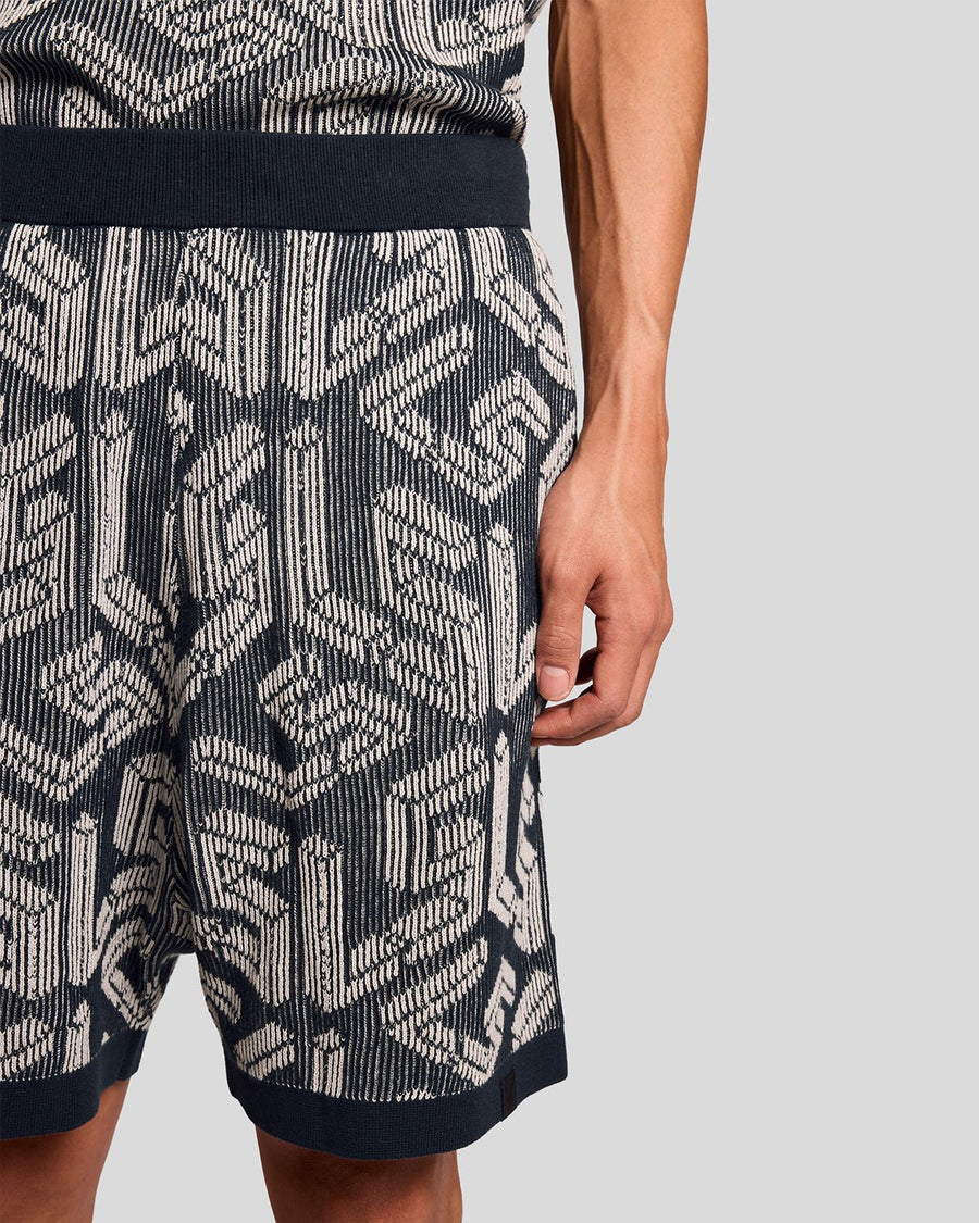 Homme portant un short en tricot côtelé Emblem, couleur bleu marine foncé/Cove