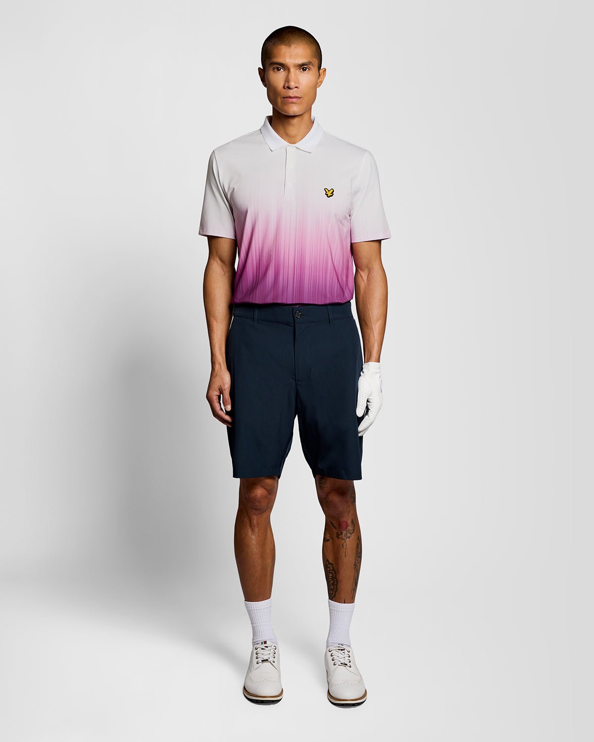 Un homme porte un polo dégradé de couleur TECHNO PURPLE