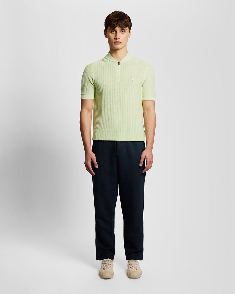 Homme portant un polo en tricot de coton ultra-fin à fermeture éclair 1/4, couleur Tender Greens