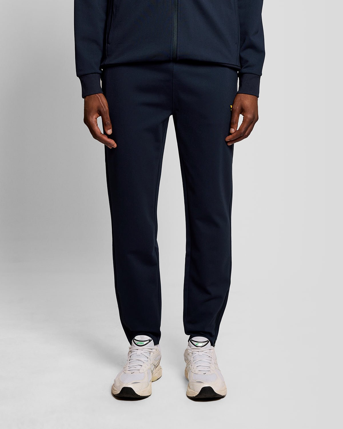 Homme portant un pantalon de jogging léger de sport bleu marine foncé