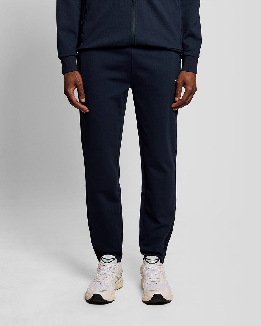 Homme portant un pantalon de jogging léger de sport bleu marine foncé