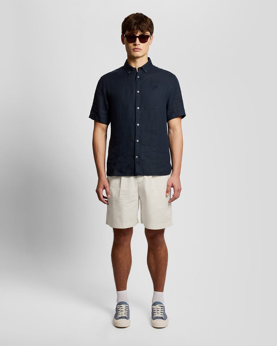Uomo con pantaloncini chino in cotone superfine color ecru brillante