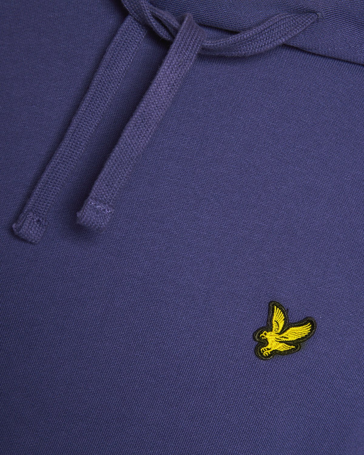 Man draagt een Loopback katoenen hoodie in diep marineblauw