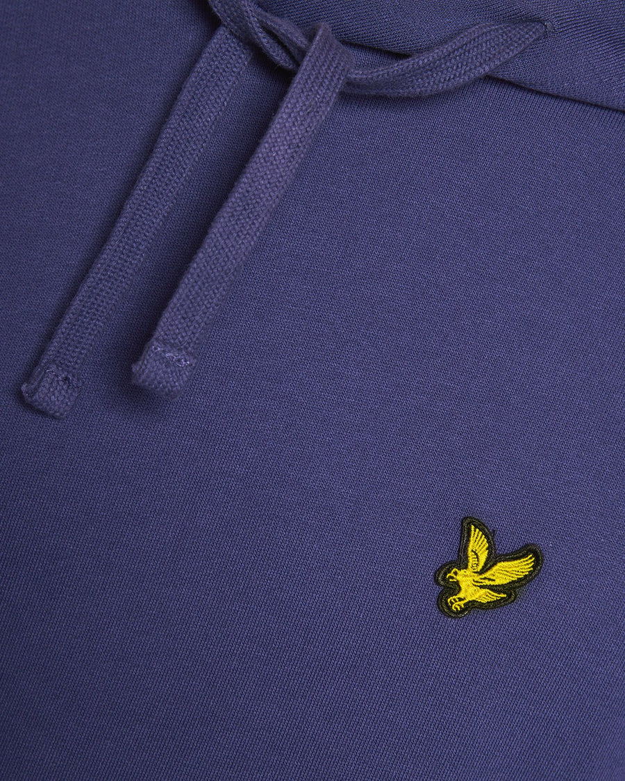 Man draagt een Loopback katoenen hoodie in diep marineblauw