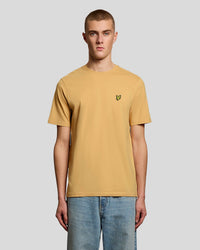Hombre lleva camiseta de algodón con cuello redondo y estampado de panal.